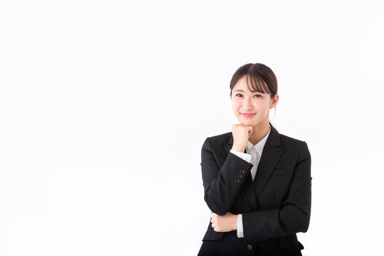 楽しいことを考える若いスーツの女性
