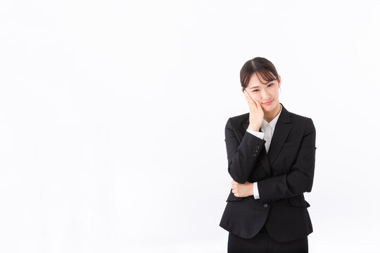 悩む若いスーツの女性