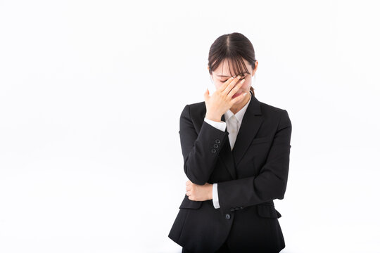 疲れた若いスーツの女性