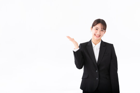 案内をするスーツの若い女性