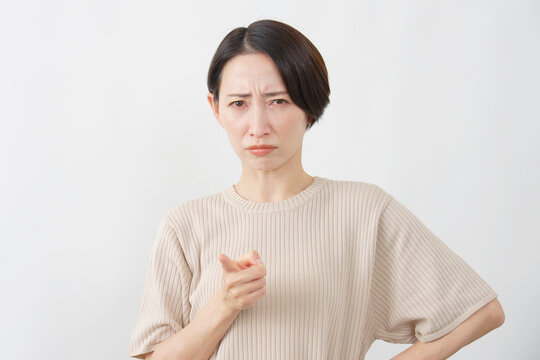 女性　ミドルエイジ　クレーマー　白背景