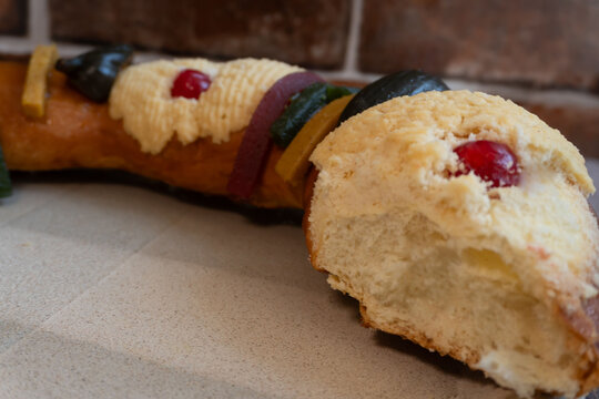 Approach to "Rosca de Reyes" or Epiphany bread, on a plate. Showing the interior.