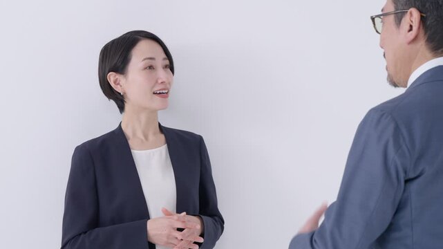 話すビジネスマン