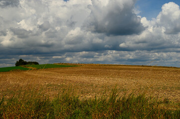 Chmury nad polem uprawnym © Hanna