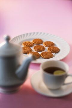Some biscuits served along with black tea 