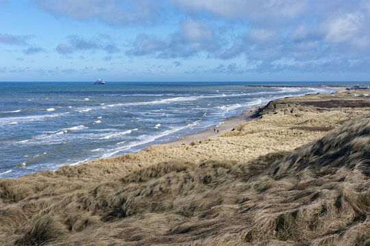 Blich &uuml;ber die D&uuml;nen auf die rauhe Nordsee bei Hirtshals in D&auml;nemark mit einlaufender F&auml;hre im Hintergrund