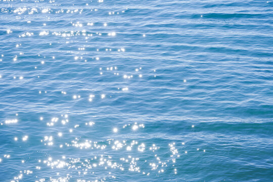 キラキラと輝く美しい青い海面