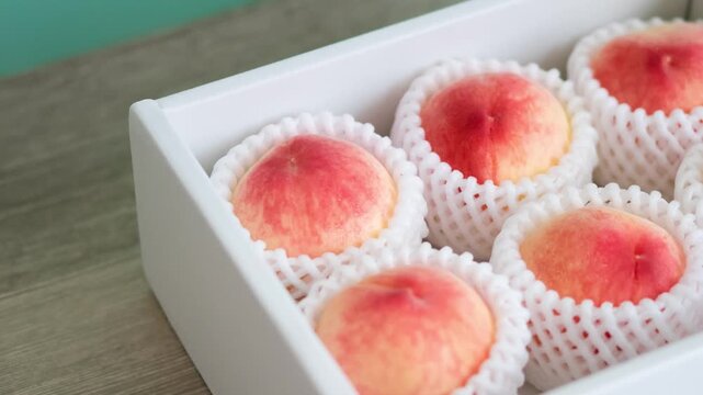 箱詰めされた桃　ふるさと納税の返礼品