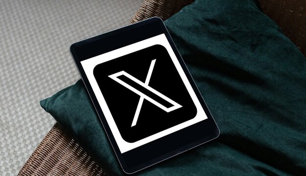 X social media logo displayed on tablet for digital communication and editorial coverage.
