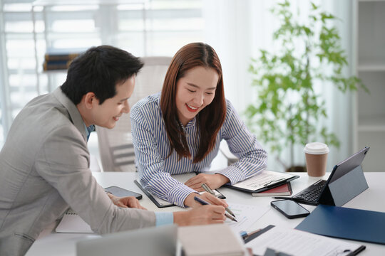 mentor teaching trainee for business skill or career development