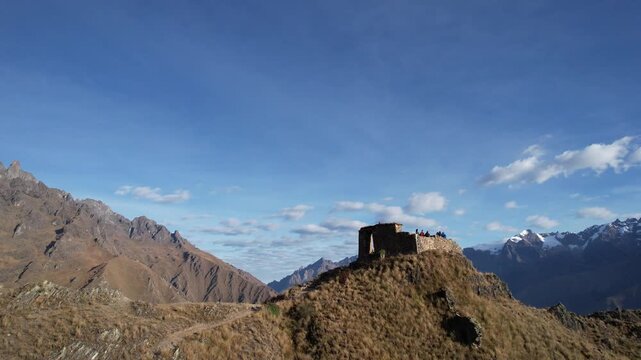 amanecer en Inti punku  ollantaytambo frente a los nevados de veronica, un portal sagrado de los inkas, puerta del sol
