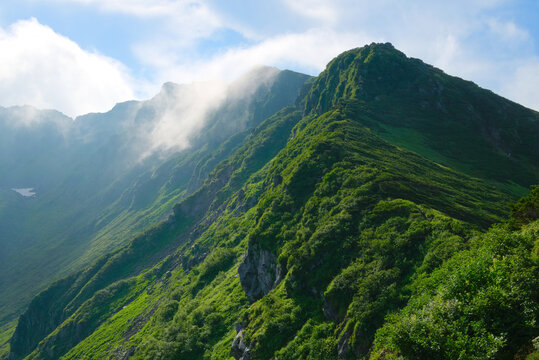 山形県の鳥海山、雲流れる外輪山