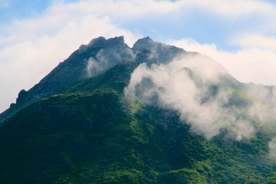 山形県の鳥海山、中腹から望む新山
