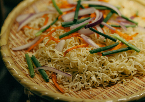 Dry instant noodles with fresh vegetable toppings