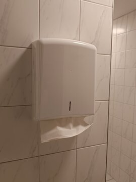 Papierhandtuchspender in einer Toilette 