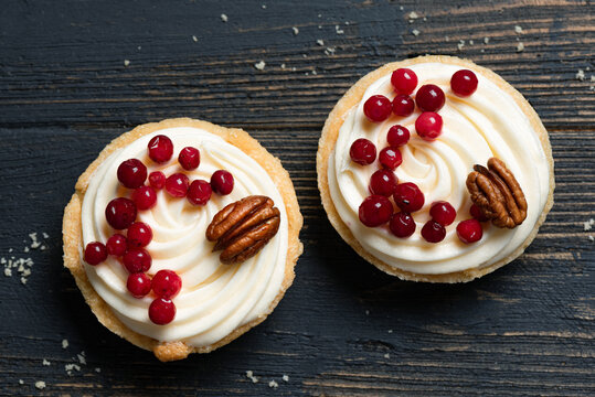 Mini tartlets with mascarpone, cranberry and pecan nuts