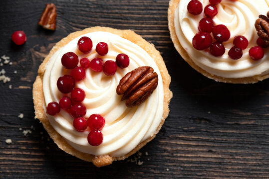 Mini tartlets with mascarpone, cranberry and pecan nuts