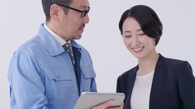 ビジネス（作業着の男性とスーツの女性）