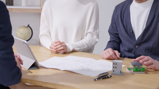 不動産購入を考える夫婦と営業マン