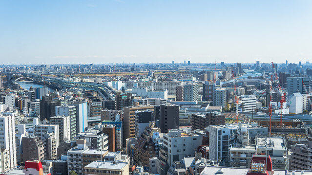 日本：ビルの間に見える荒川と隅田川と高速道路／東京都北区