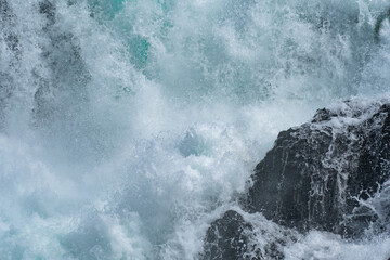 Obraz premium water flowing over rocks