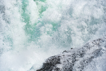 Obraz premium waves on the rocks