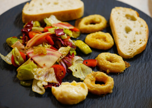 Gebackene Tintenfischringe mit Brot und Salat