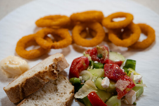Gebackene Tintenfischringe mit Brot und Salat
