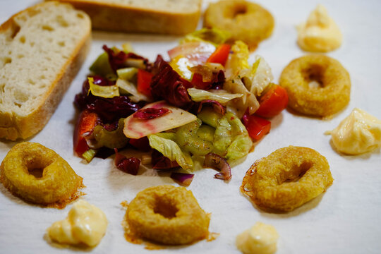 Gebackene Tintenfischringe mit Brot und Salat