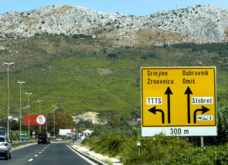 Road direction sign toward Dubrovnik Omis and Stobrec © Filitrus