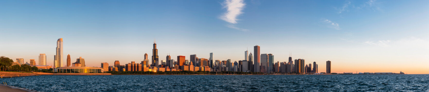 USA, Illinois, Chicago, skyline with Lake Michigan at dawn