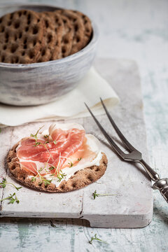 Round crispbread, cream cheese, cooked ham and cress