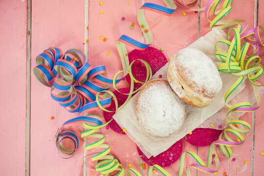 Berliner doughnuts and streamers, fasching