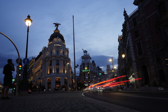 Llega la noche a la calle de Madrid con edificios por Gran V&iacute;a y tr&aacute;fico de coches.  15 de Agosto 2026. Madrid. Espa&ntilde;a