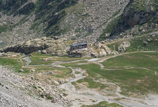 Refuge Outelles de Gaube near the highest peak of the Pyrenees: Vignemale.