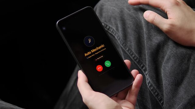 Driver receives an incoming call from an auto mechanic, highlighting remote diagnostics, mobile repair support and fast communication during unexpected vehicle problems.