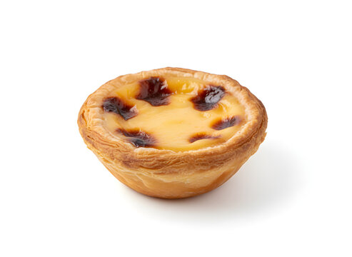 Portugiesisches Pastel de Nata isoliert auf Wei&szlig;