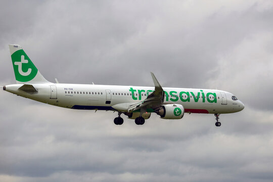 PH-YHX Transavia Airbus A321-251NX is landing at Schiphol Amsterdam Airport