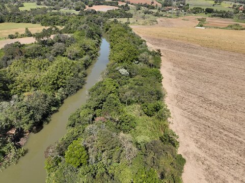 O rio Jaguari e a sua APP - &Aacute;rea de Preserva&ccedil;&atilde;o Permanante, na zona rural da cidade de Amparo, interior do Estado de S&atilde;o Paulo, em imagem a&eacute;rea
