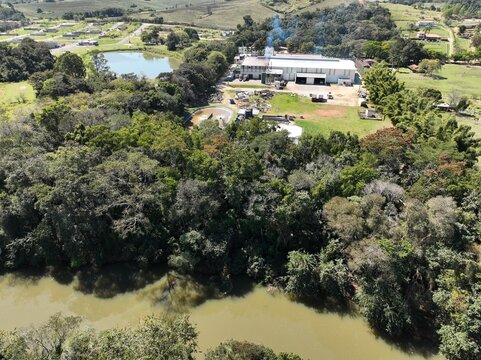O rio Jaguari e a sua APP - &Aacute;rea de Preserva&ccedil;&atilde;o Permanante, na zona rural da cidade de Amparo, interior do Estado de S&atilde;o Paulo, em imagem a&eacute;rea