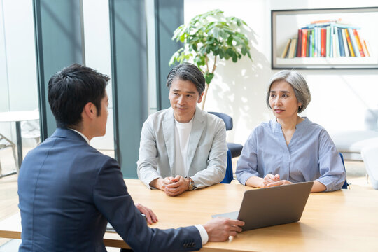 ビジネス　接客　打ち合わせ　夫婦