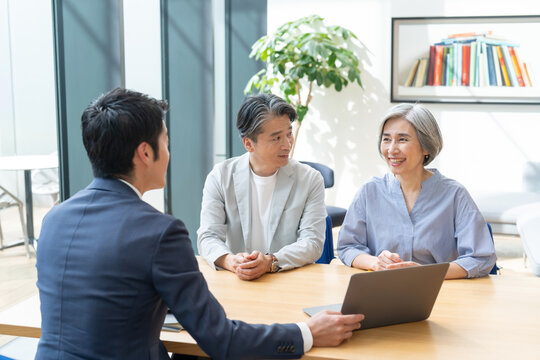 ビジネス　接客　打ち合わせ　夫婦