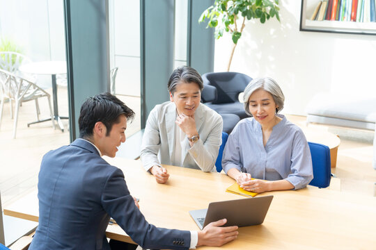 ビジネス　接客　打ち合わせ　夫婦