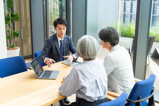 ビジネス　接客　打ち合わせ　夫婦