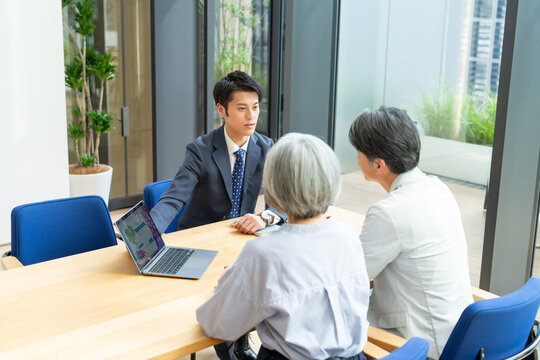 ビジネス　接客　打ち合わせ　夫婦
