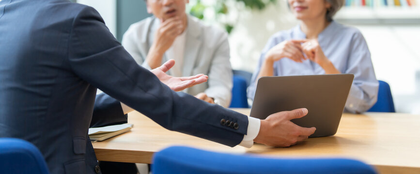 ビジネス　接客　打ち合わせ　夫婦