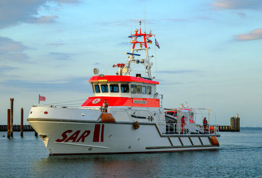 CUXHAVEN, DEUTSCHLAND &ndash; 05.08.2026: Das SAR-Rettungsschiff ANNELIESE KRAMER im Hafen von Cuxhaven. Das SAR-Kreuzerschiff der Deutschen Seenotrettung (DGZRS) ist in Cuxhaven stationiert.