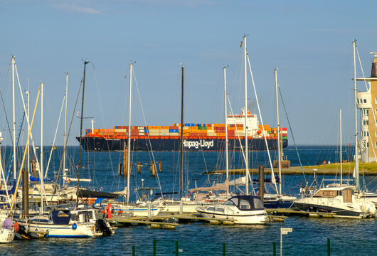 CUXHAVEN, DEUTSCHLAND &ndash; 05.08.2026: Das in Bermuda registrierte Containerschiff MONTREAL EXPRESS auf der Elbe in H&ouml;he des Jachthafens von CUXHAVEN. Rechts der Radarturm