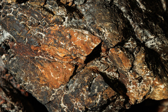 dettagli di una superficie rocciosa dalle forme e colori naturali tra il nero ed il marrone