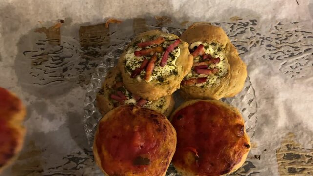 Pinzas cogiendo coca valenciana de un plato cenital
